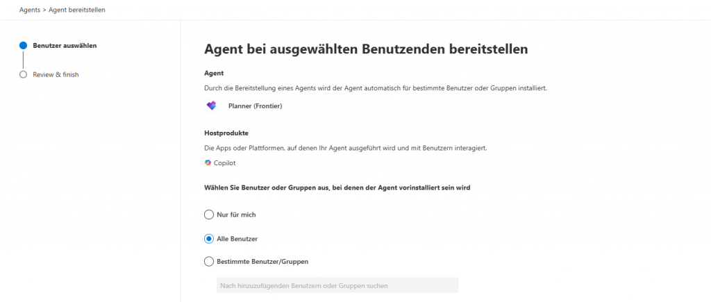 Screenshot des Bereitstellungsassistenten im Microsoft 365 Admin Center. Der Assistent zeigt die Seite „Benutzer auswählen“, auf der der Planner Agent (Frontier) für die Bereitstellung konfiguriert wird. Zu sehen sind die Optionen „Nur für mich“, „Alle Benutzer“ (ausgewählt) und „Bestimmte Benutzer/Gruppen“. Links zeigt der Fortschrittsbalken die Schritte „Benutzer auswählen“ und „Review & finish“. Das Bild verdeutlicht den Schritt, in dem Administratoren festlegen, welche Zielgruppe den Planner Agent erhalten soll.